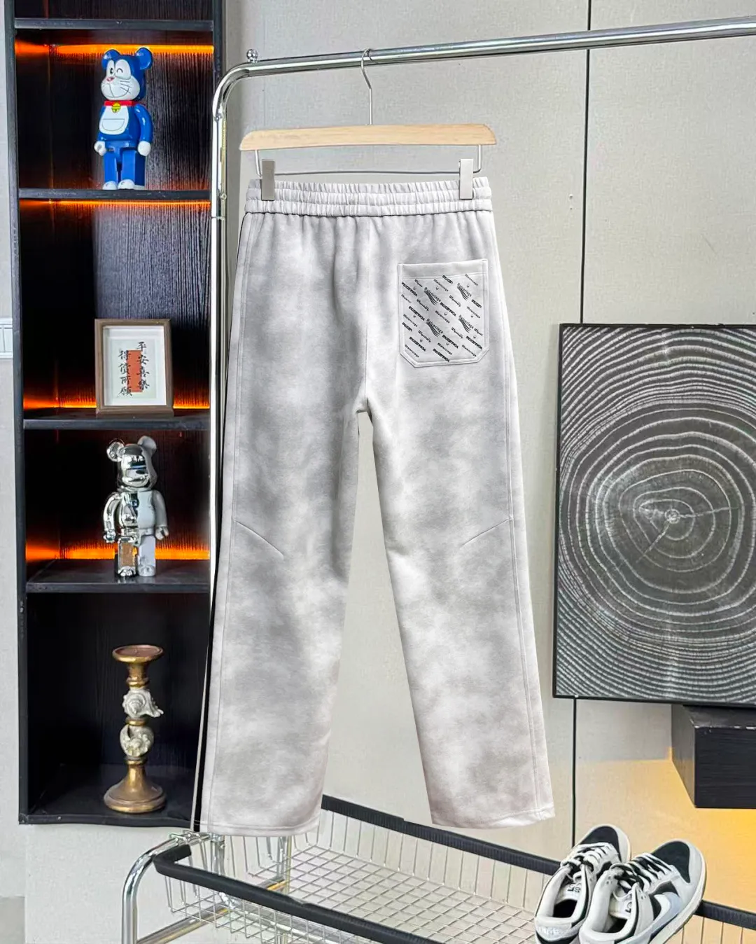Balenciaga 🆕2026 Autumn and Winter New Arrival Casual Pants! The official website will be released simultaneously. Brand Classic LOGO casual pants, customized fabrics, excellent comfort and strong touch. Highly recognisable, perfect appearance and craftsmanship. Size:M-3XL